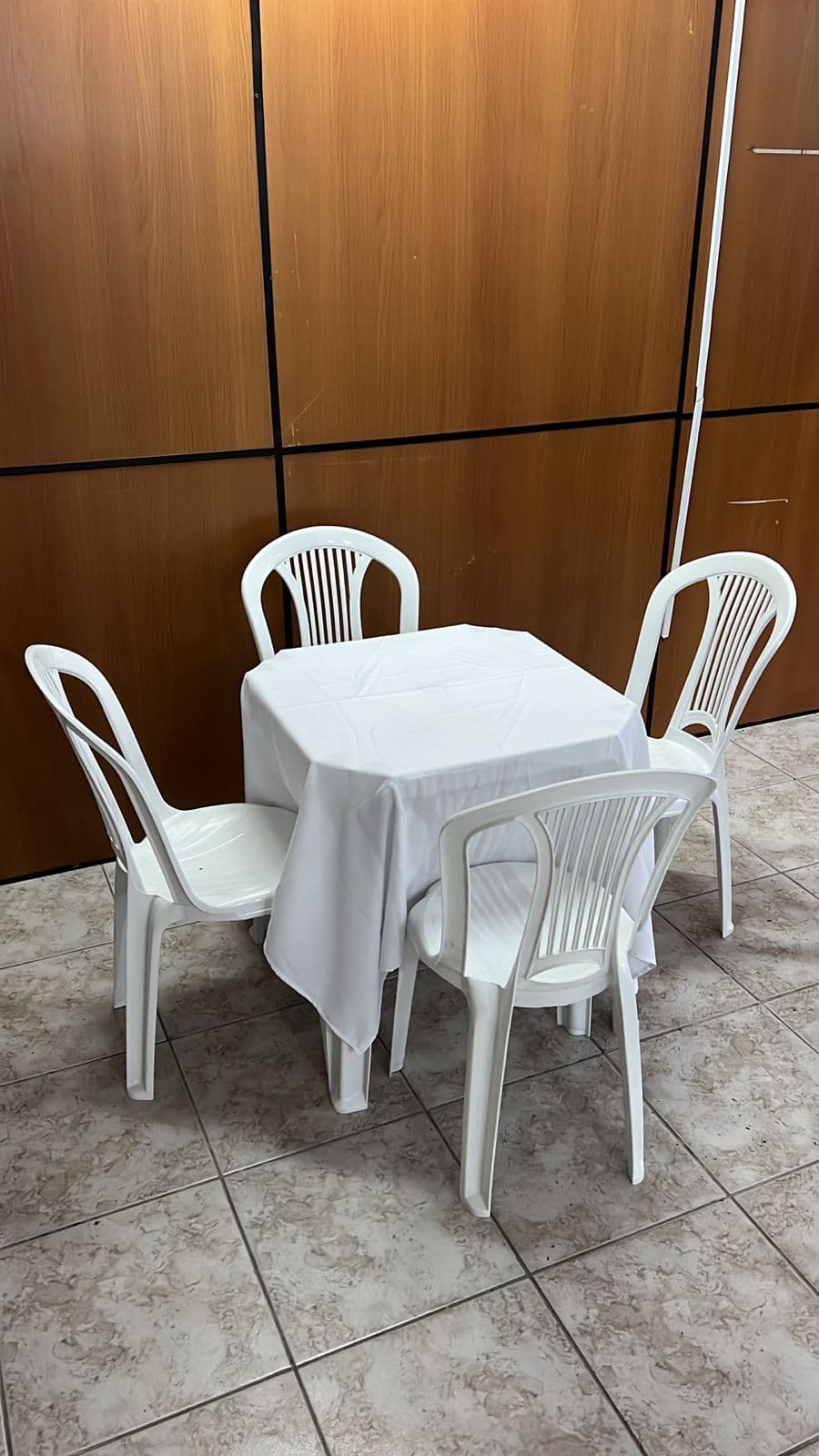 Mesa com toalha branca