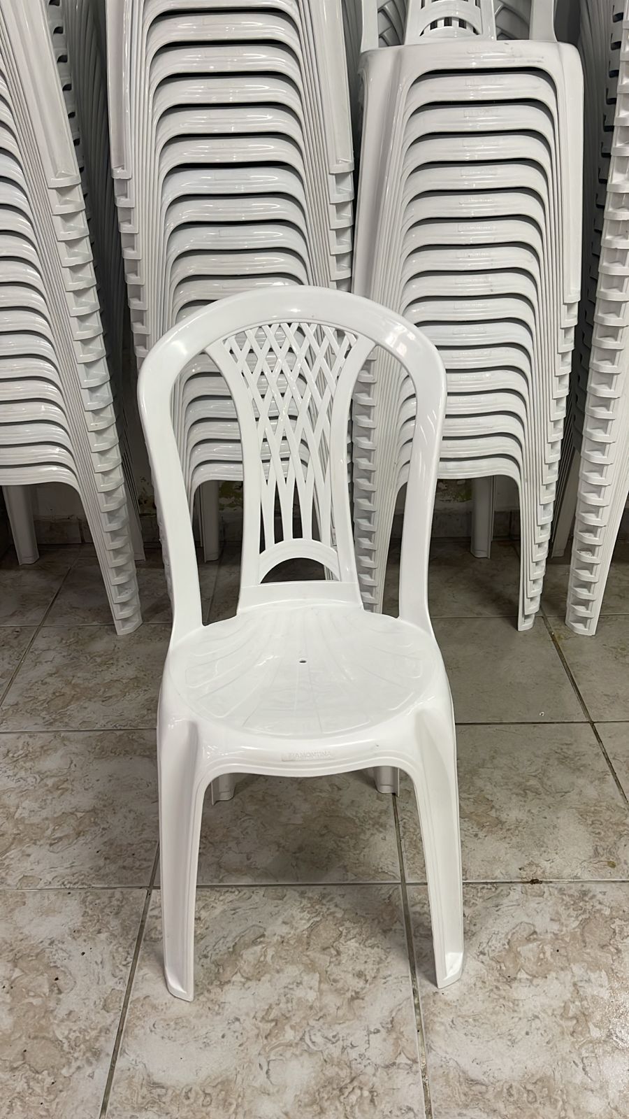 Cadeira plástica branca para aluguel em Curitiba